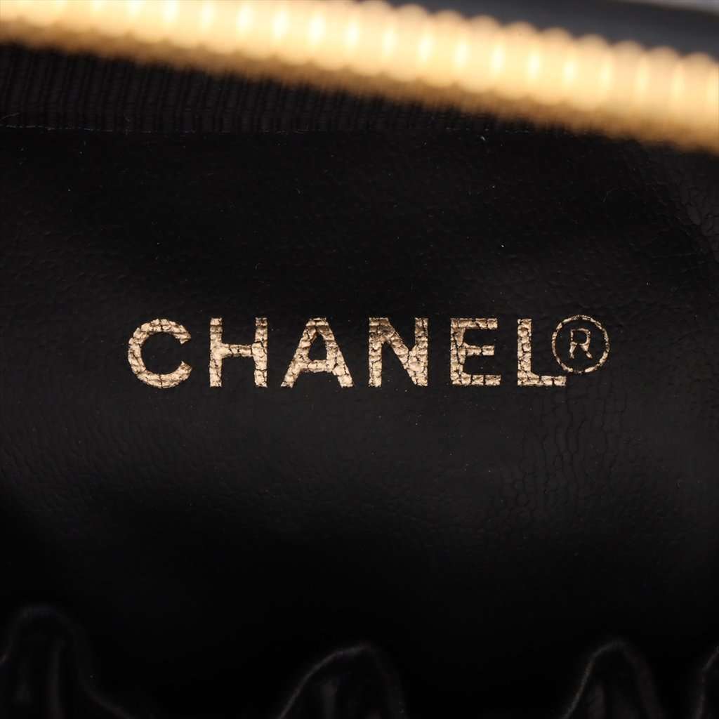 Chanel CC Patent Vanity Bag Black Leather Very good condition - Model View