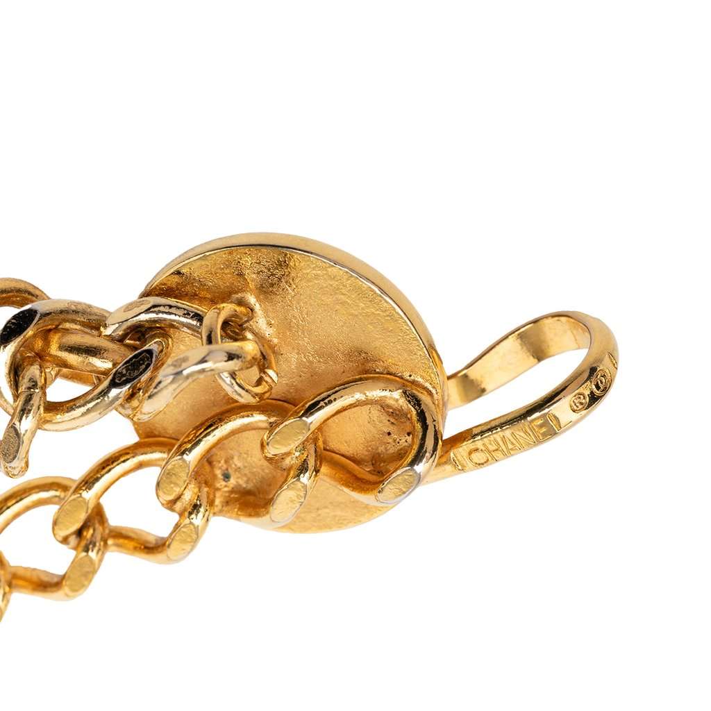 Chanel CC Gold Plated Medallion Triple Chain Belt Gold Metal Very good condition - Model View