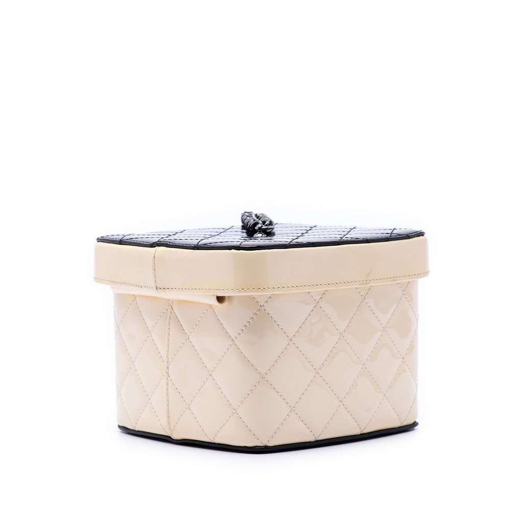 Chanel Mini CC Quilted Patent Vanity Bag Beige Leather Very good condition - Back View