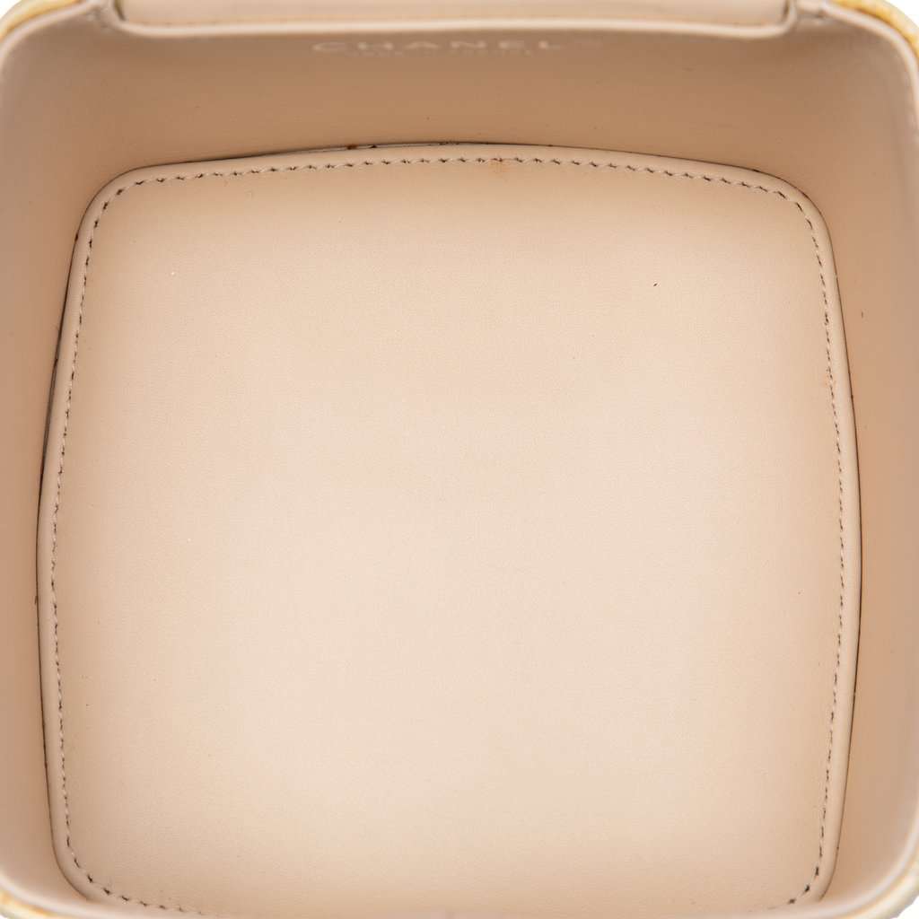Chanel Mini CC Quilted Patent Vanity Bag Beige Leather Very good condition - Model View