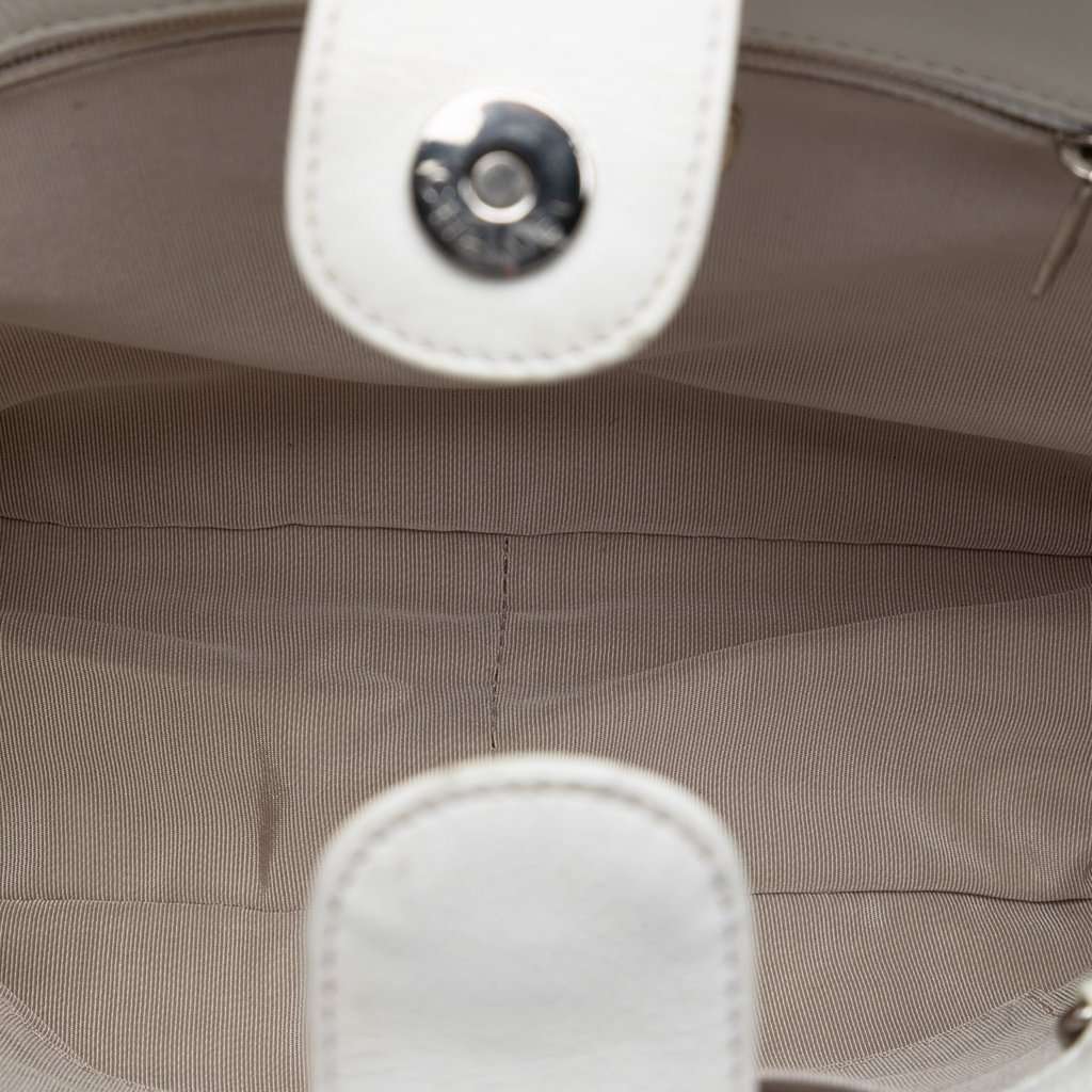 Chanel Caviar Petite Shopping Tote White Leather Very good - Model View