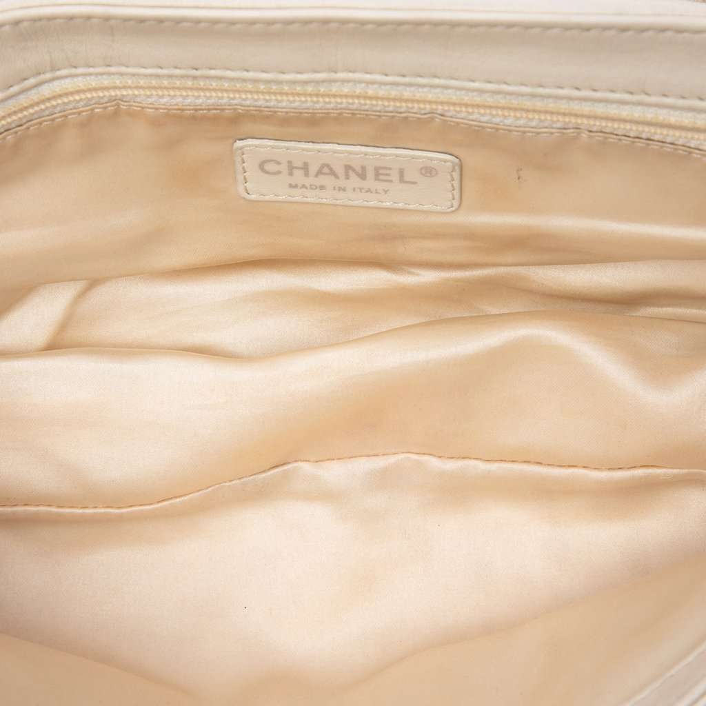 Chanel Quilted Lambskin East West Mademoiselle Flap White Leather Very good condition - Model View
