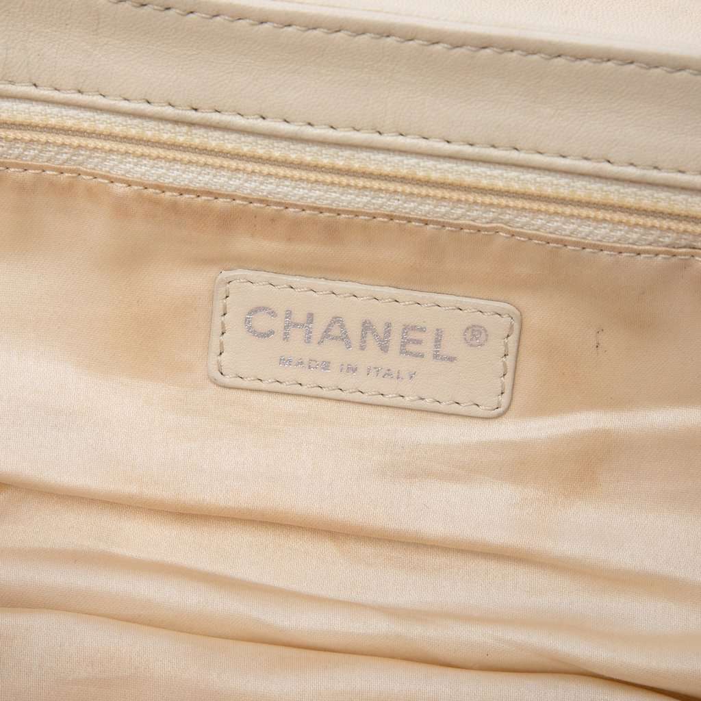 Chanel Quilted Lambskin East West Mademoiselle Flap White Leather Very good condition - Box View