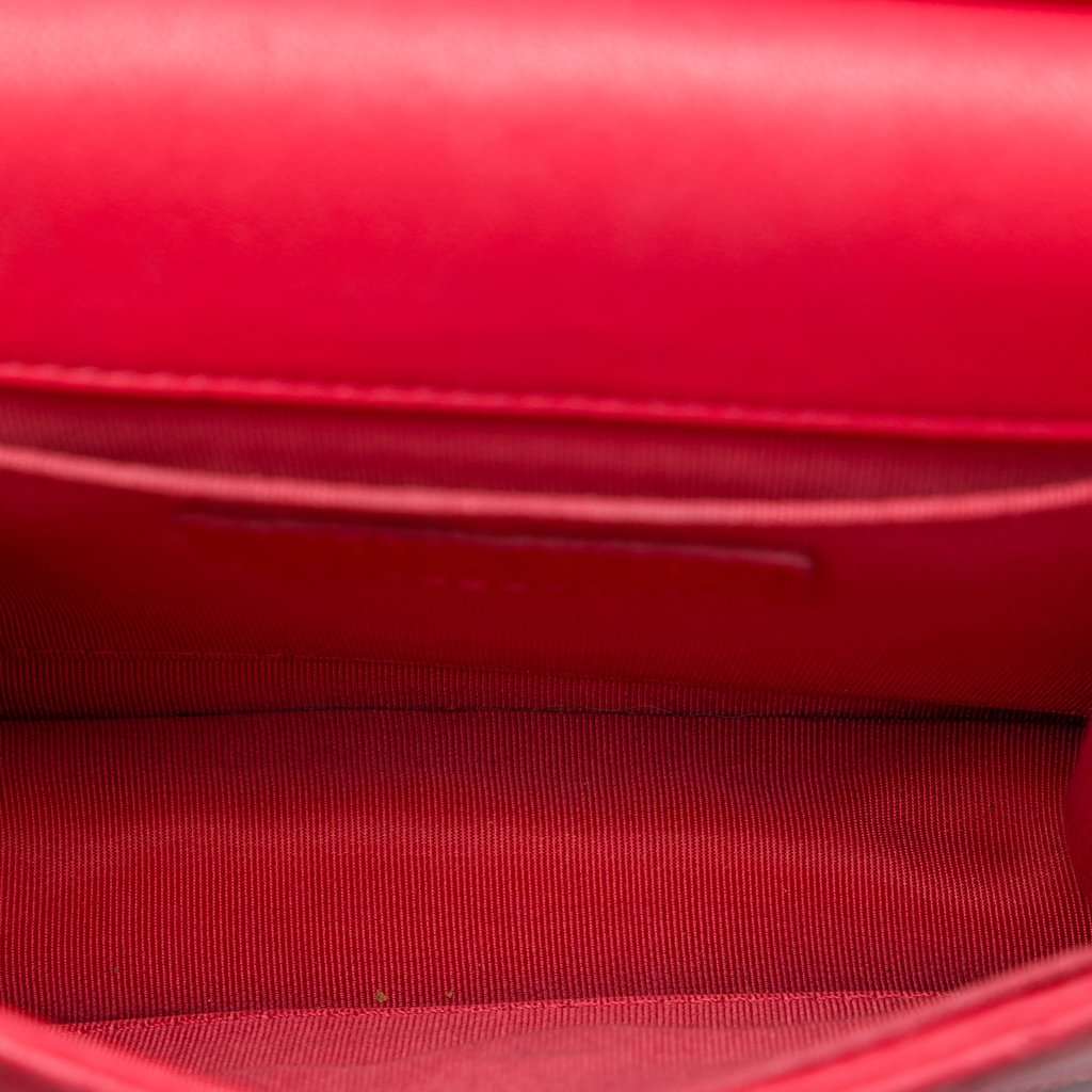 Chanel Small Quilted Lambskin Chic Pearls Flap Red Leather Very good condition - Model View