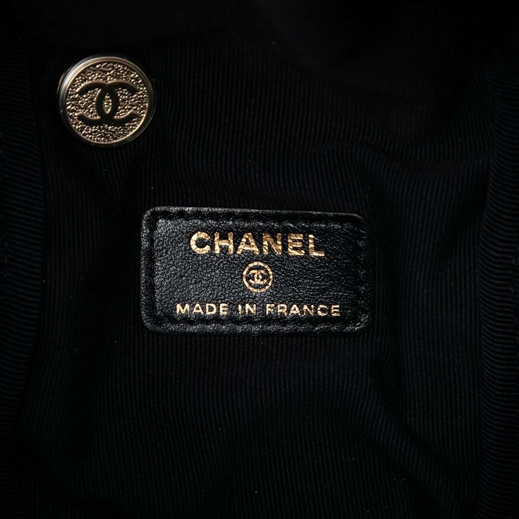 Chanel CC Quilted Lambskin Cube Wristlet Vanity Case Black Leather Very good condition - Box View