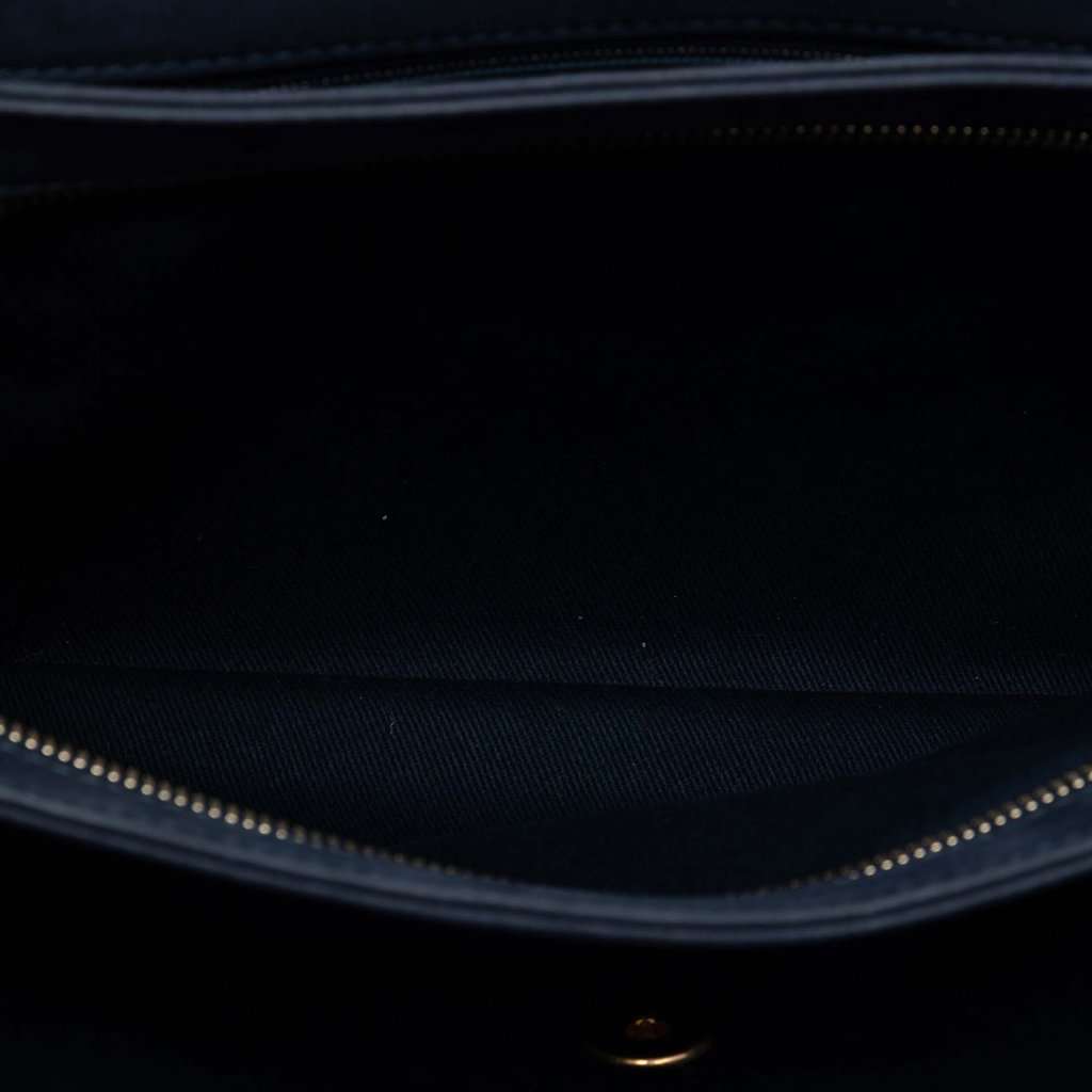 Chanel Jumbo Quilted Calfskin Triple Stitched Flap Blue Leather Very good condition - Model View