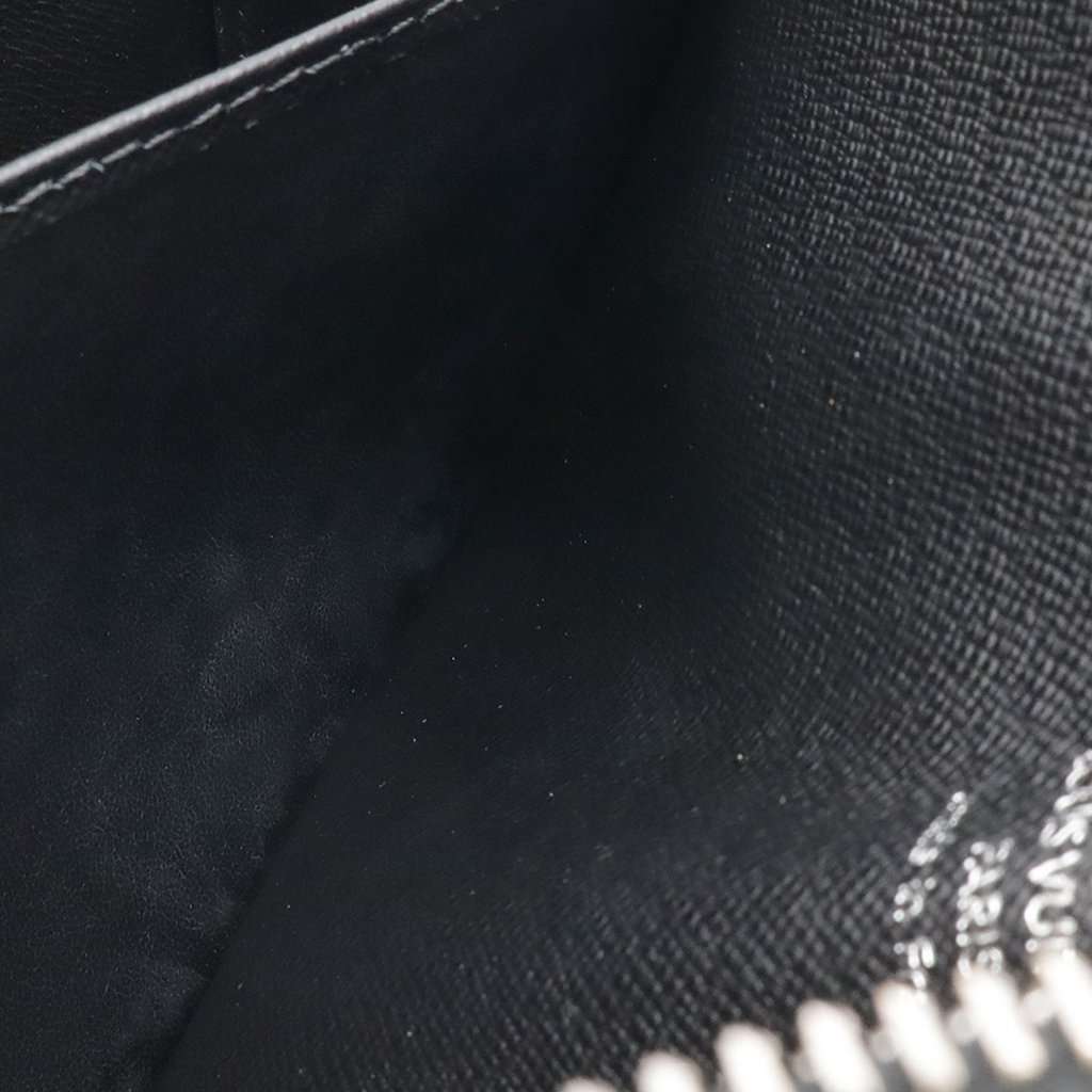 Louis Vuitton Taiga Pochette Baikal Black Leather Very good condition - Model View