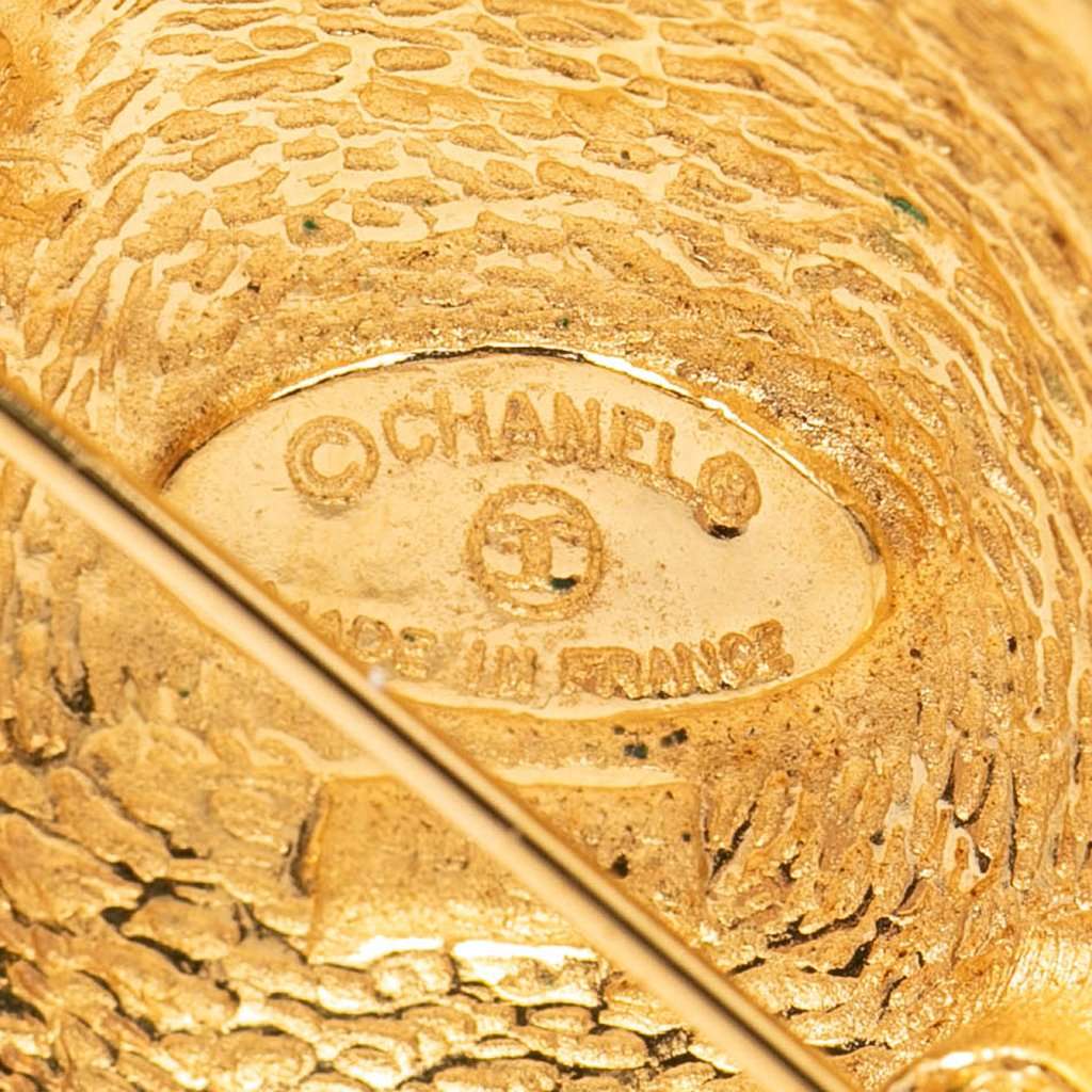 Chanel CC Gold Plated Quilted Round Brooch Gold Metal Very good condition - Inside View