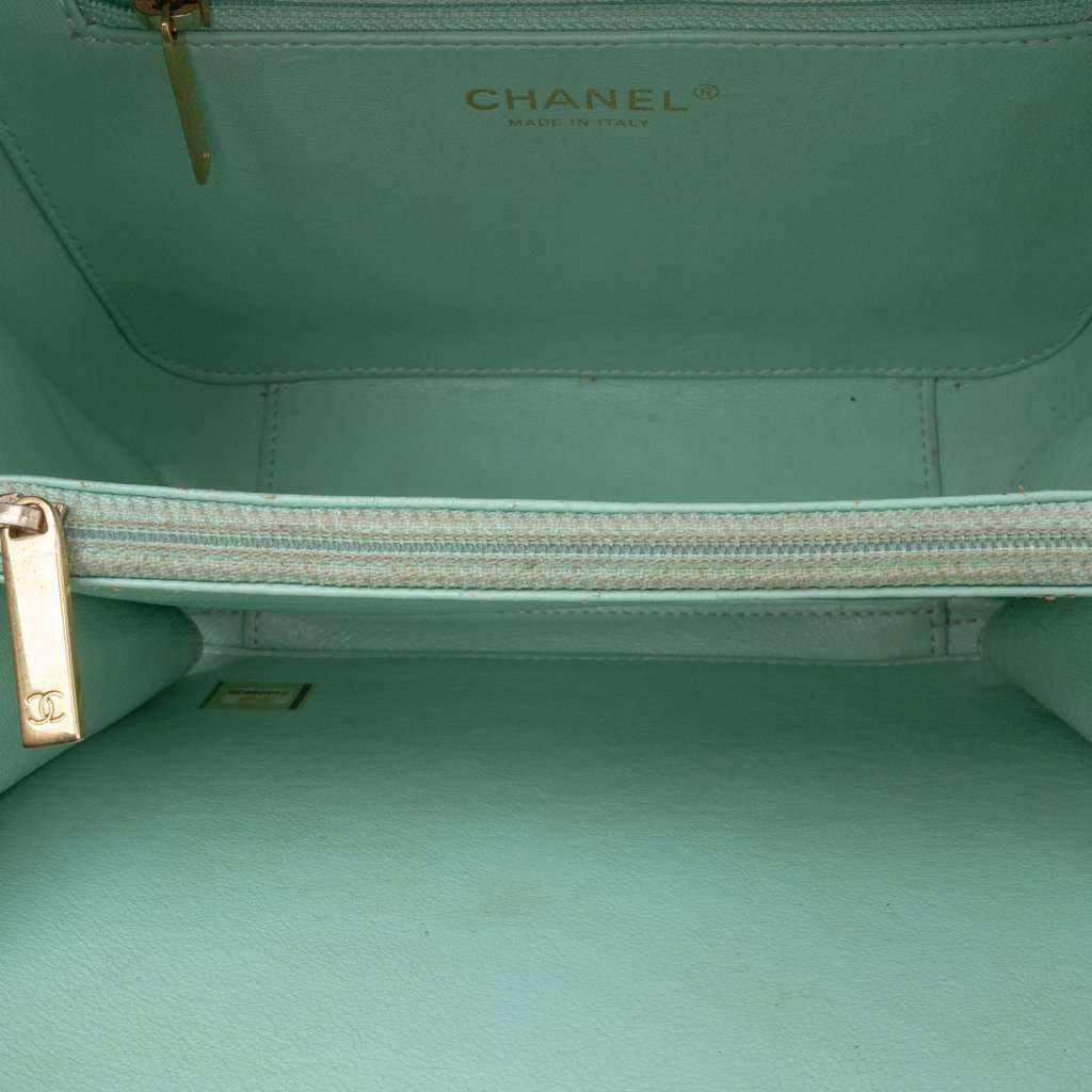Chanel Medium Caviar CC Filigree Vanity Case Green Leather Good condition - Model View