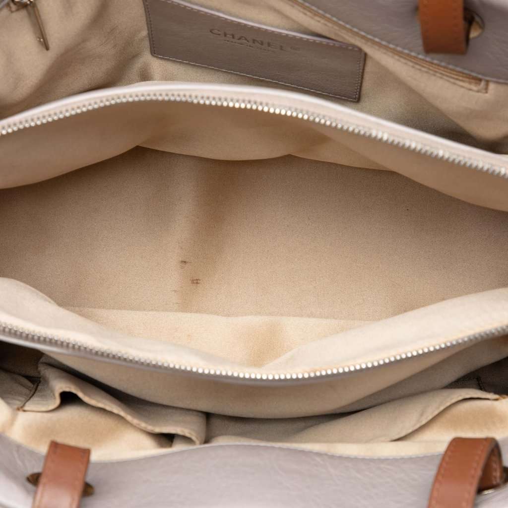 Chanel Glazed Calfskin On the Road Tote White Leather Very good - Model View