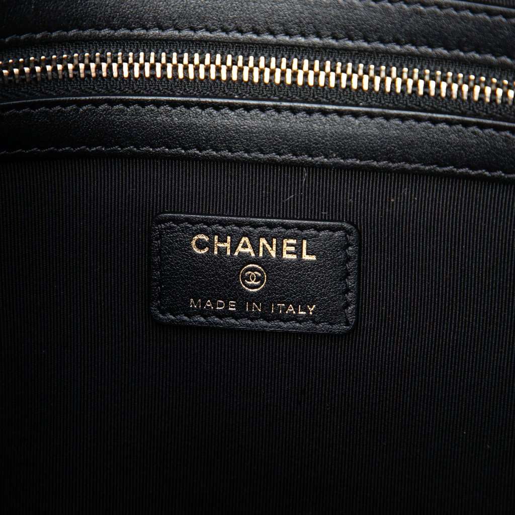 Chanel Crocodile Embossed Calfskin Cocodile Graffiti 2.55 Reissue Clutch Black Leather Very good condition - Box View