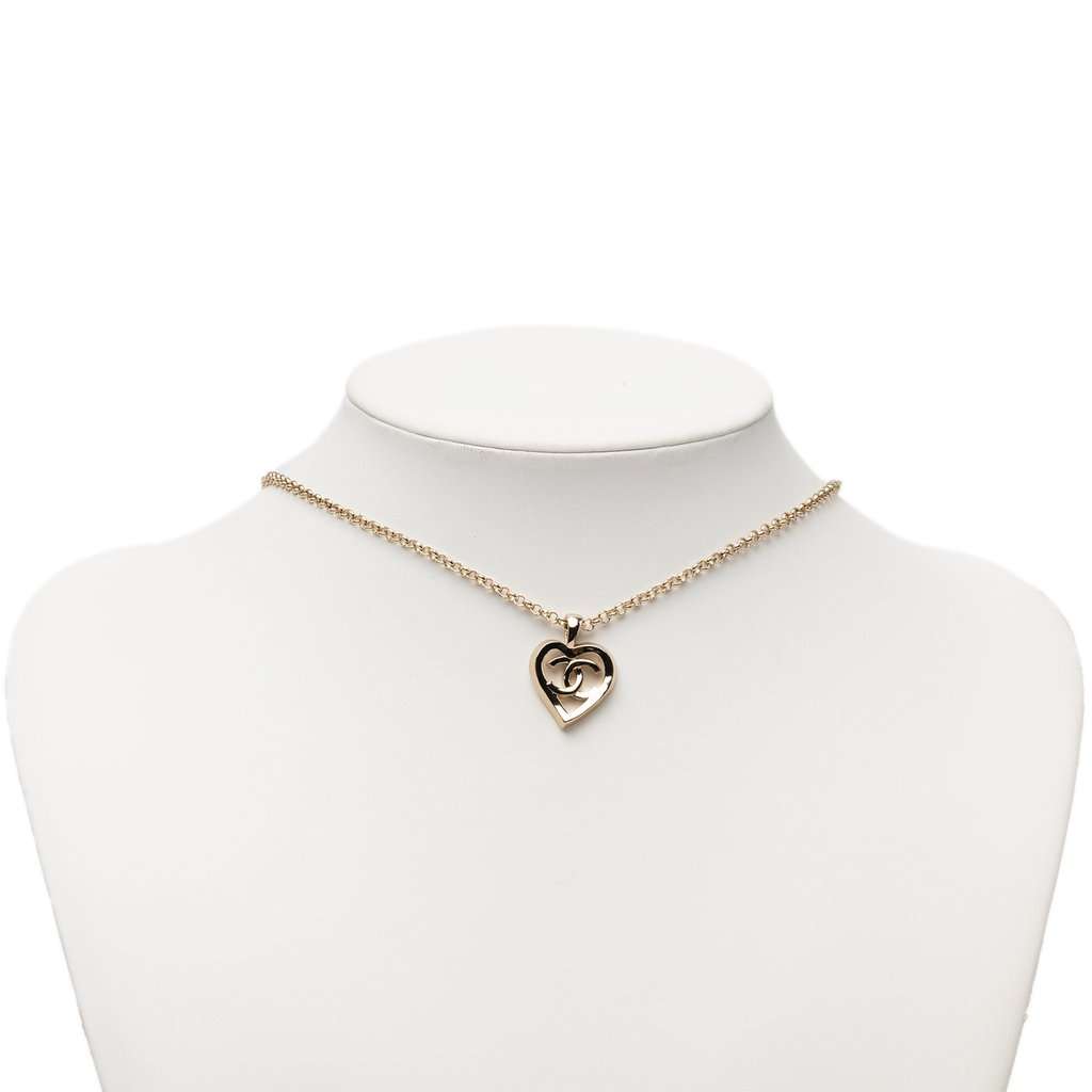 Chanel CC Gold Plated Heart Pendant Necklace Gold Metal Very good condition - Model View