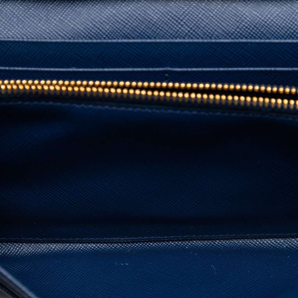 Prada Saffiano Wallet On Chain Blue Leather Very good condition - Model View