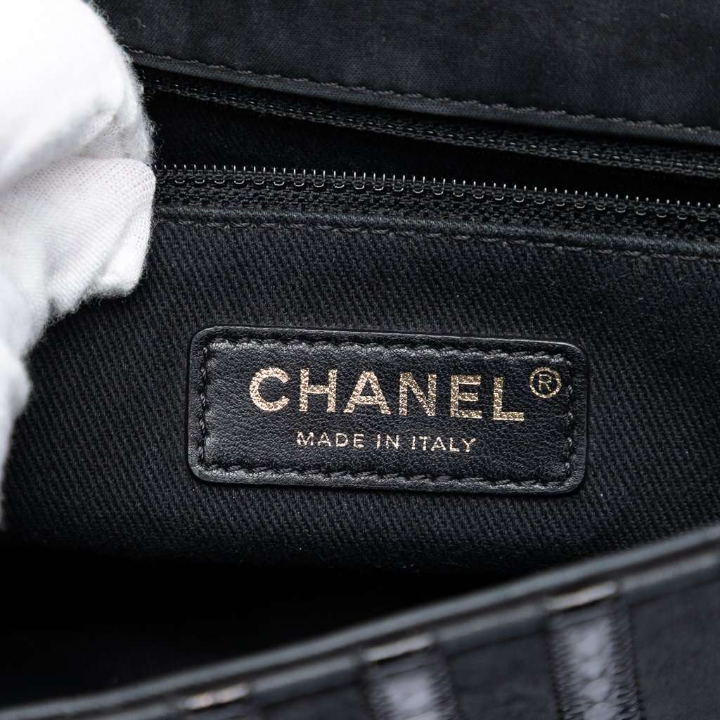 Chanel Chevron Python Embossed Calfskin and Suede Single Flap Black Leather Very good condition - Model View