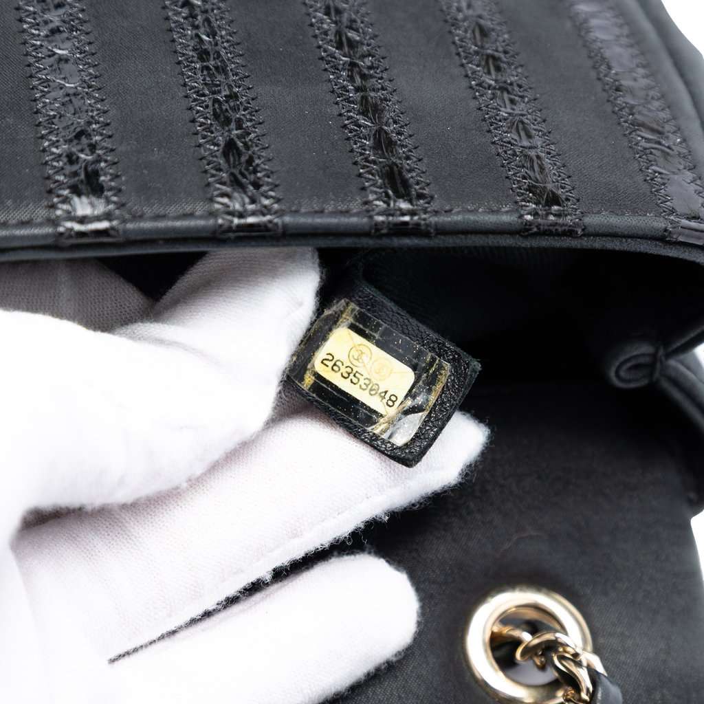 Chanel Chevron Python Embossed Calfskin and Suede Single Flap Black Leather Very good condition - Box View