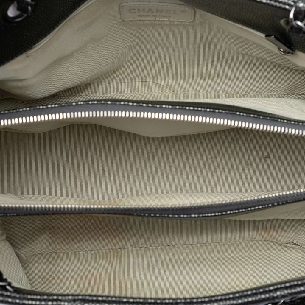 Chanel CC Quilted Caviar Chain Tote MultiColor Leather Very good condition - Model View