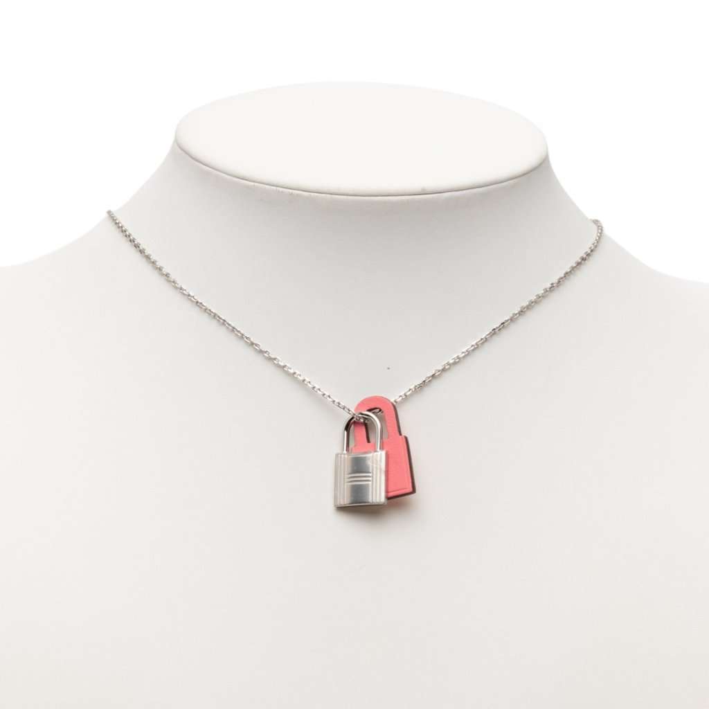 Hermès Palladium Plated and Swift O Kelly Pendant Necklace Silver Metal Very good - Model View