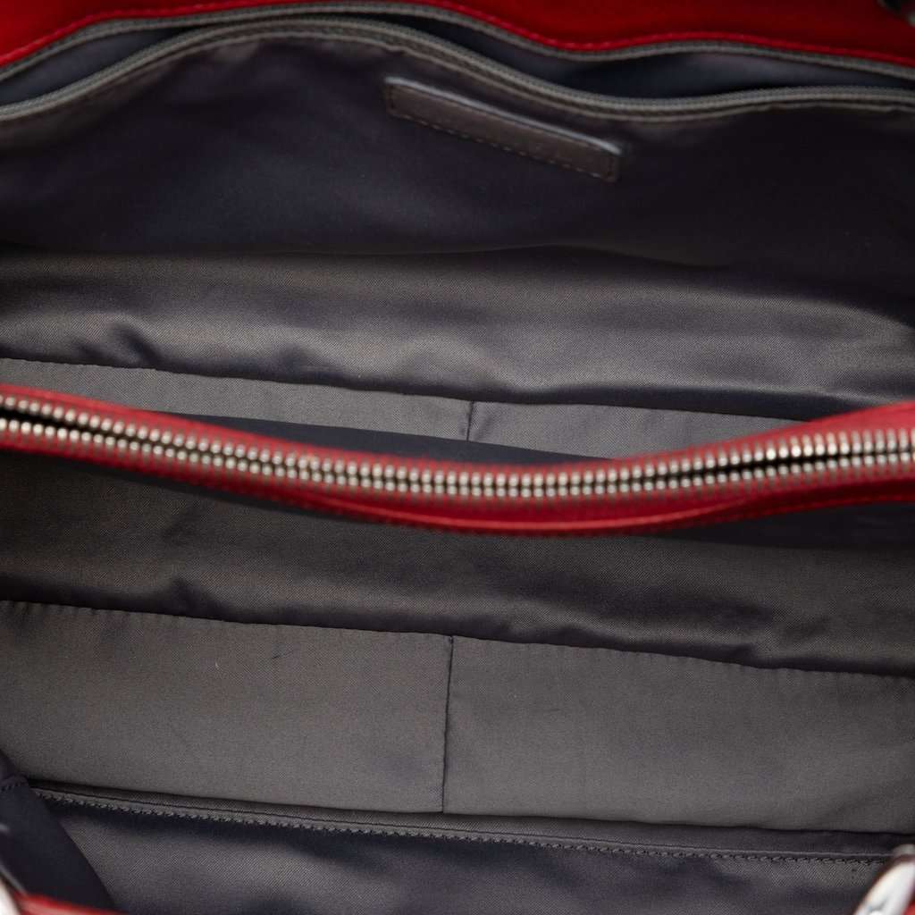 Chanel Caviar Grand Shopping Tote Red Leather Very good condition - Model View