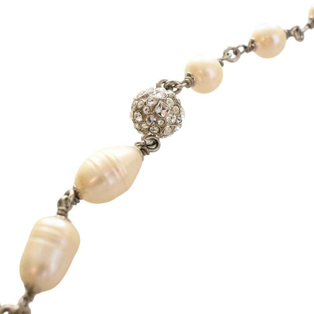 Chanel CC Brass Strass Faux Pearl Baroque Chain Long Necklace Silver Metal Very good condition - Model View