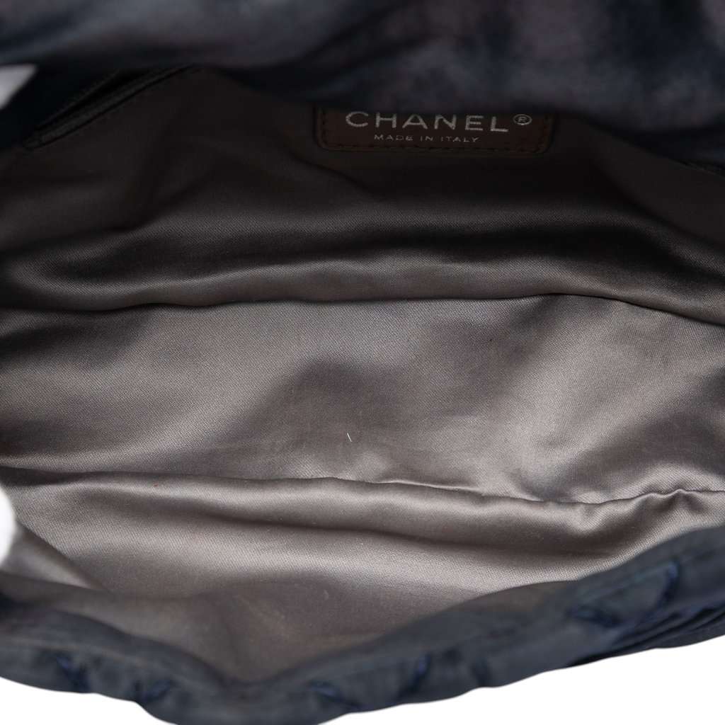 Chanel Medium CC Quilted Satin Single Flap Black Very good condition - Model View