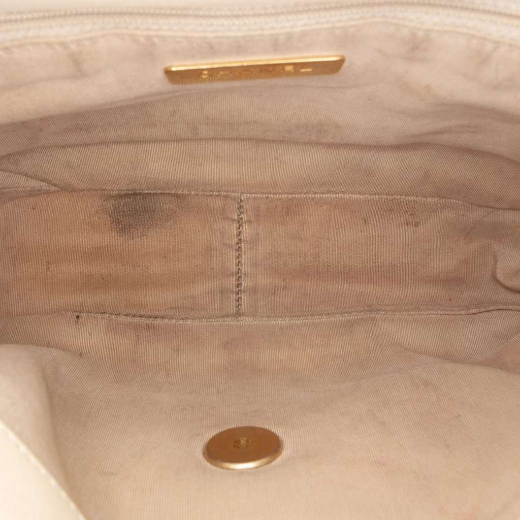 Chanel Medium Lambskin 19 Flap Beige Leather Very good - Model View
