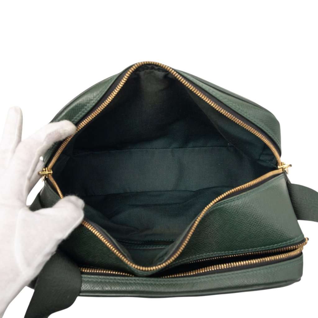 Louis Vuitton Taiga Reporter PM Green Leather Very good - Model View