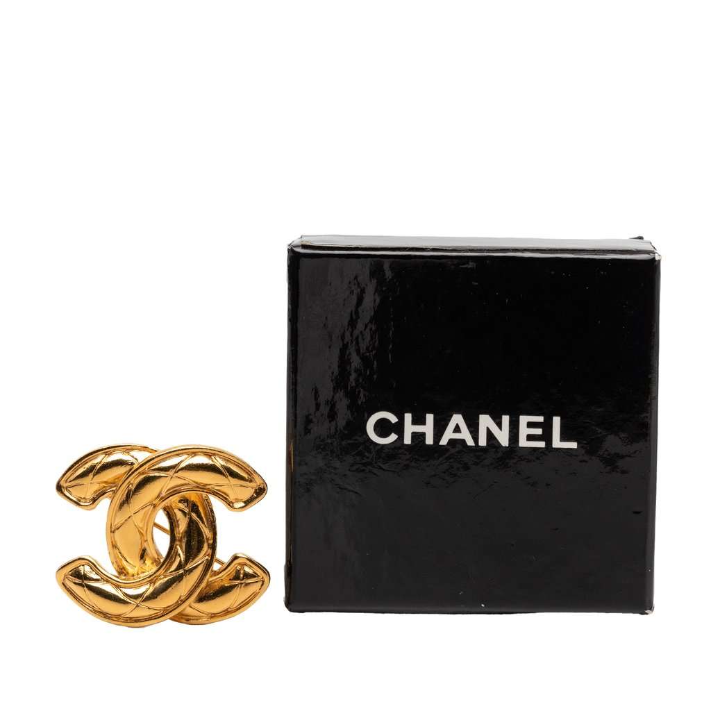 Chanel CC Quilted Gold Plated Pin Brooch Gold Metal Very good condition - Model View