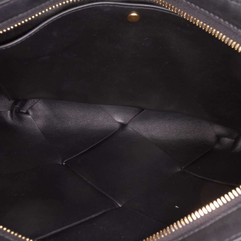 Bottega Veneta Maxi Intrecciato Leather Clutch Black Leather Very good condition - Model View