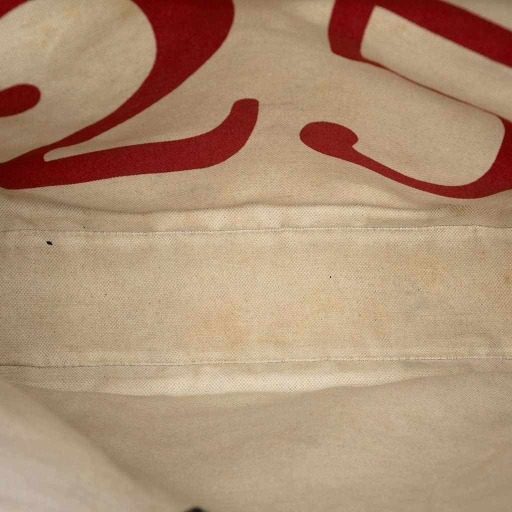 Gucci GG Supreme Wolf Tote Beige Very good - Model View