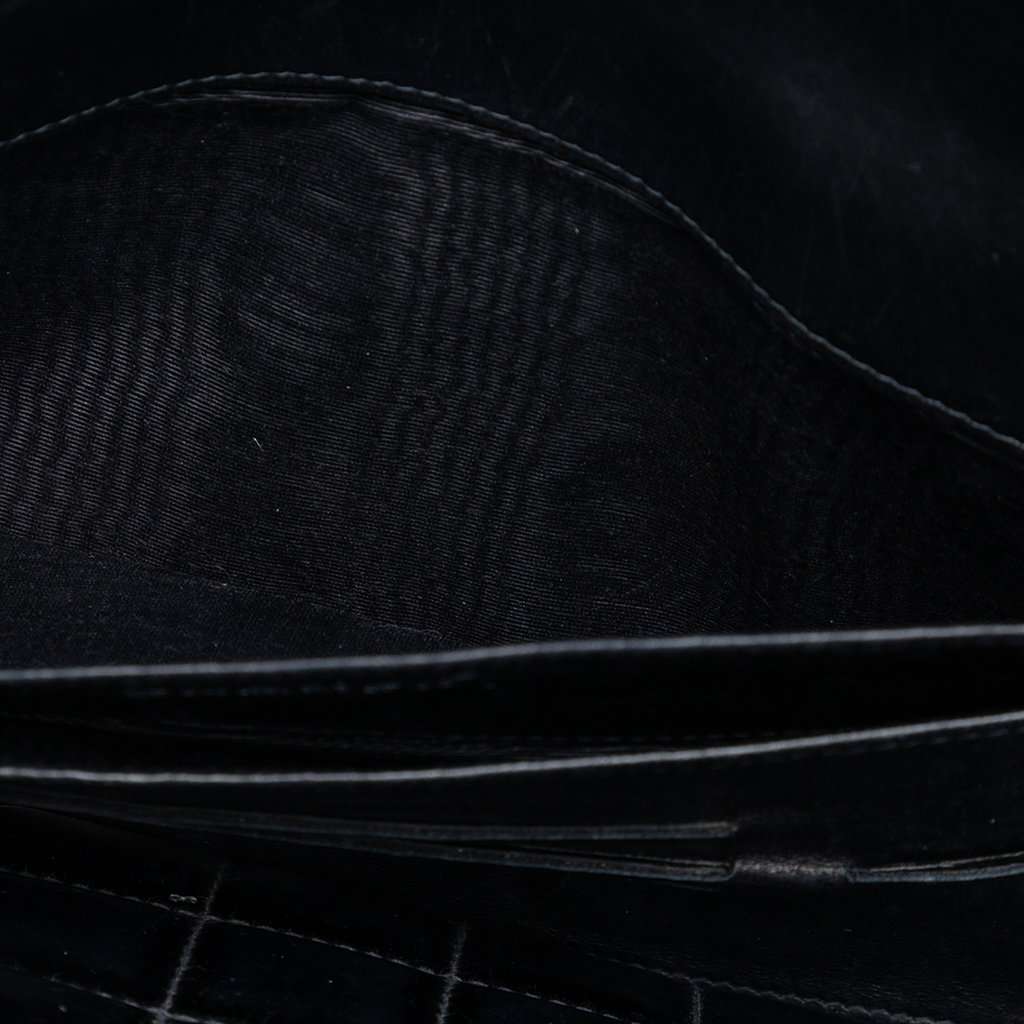 Chanel CC Chocolate Bar Patent Clutch on Chain Black Leather Very good condition - Model View