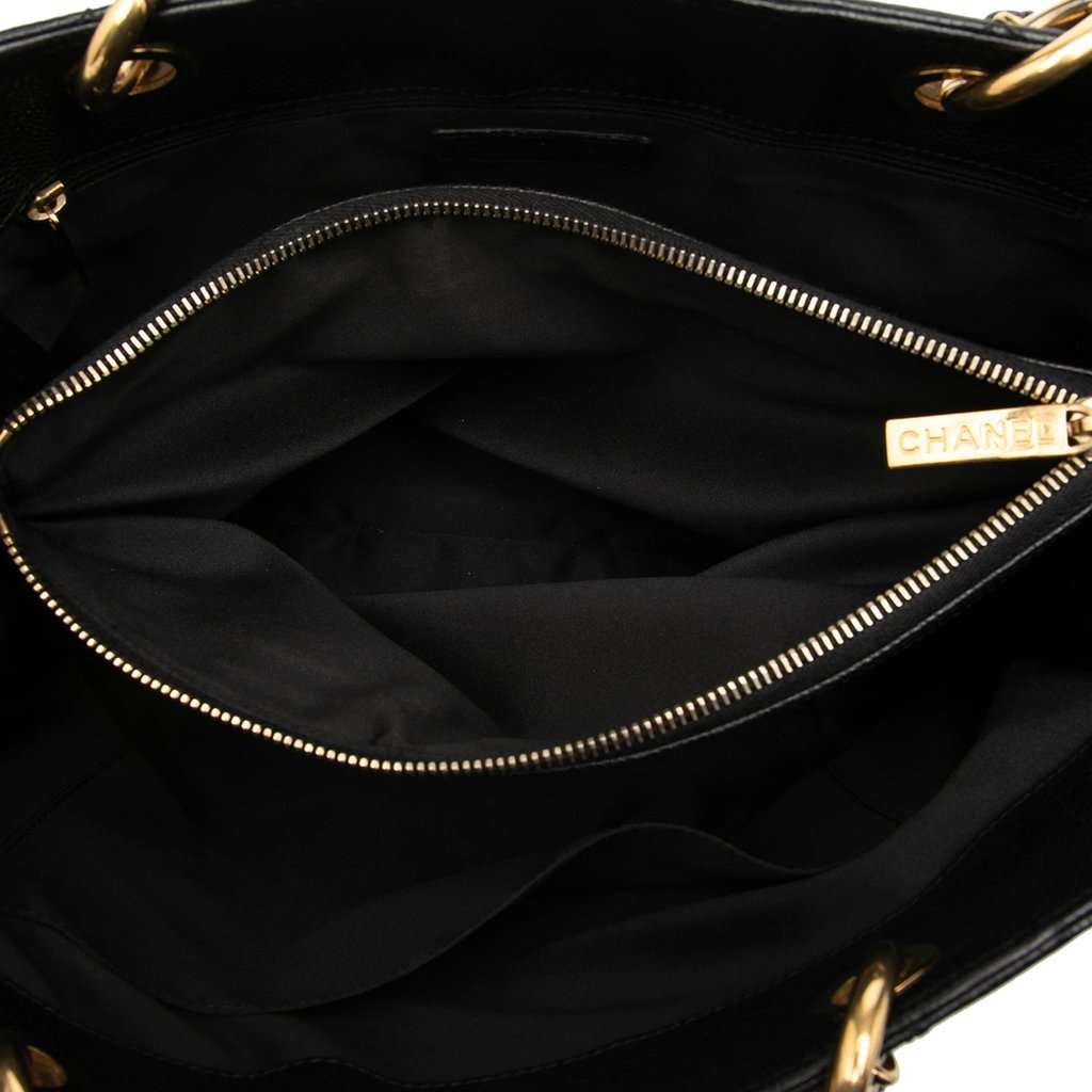 Chanel Caviar Grand Shopping Tote Black Leather Very good condition - Model View