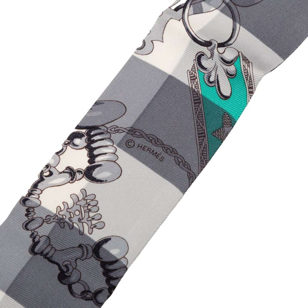 Hermès Mors Et Gourmettes Vichy Silk Twilly Scarf MultiColor Very good condition - Model View