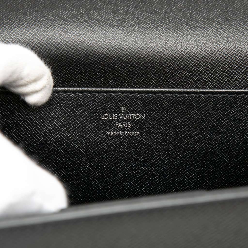 Louis Vuitton Taiga Robusto 2 Black Leather Good condition - Box View