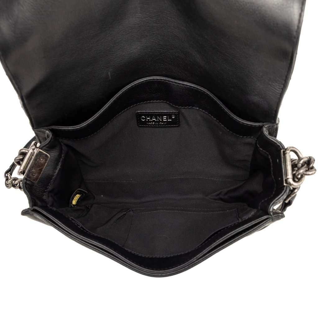 Chanel Medium Calfskin Boy Reverso Flap Black Leather Very good condition - Model View