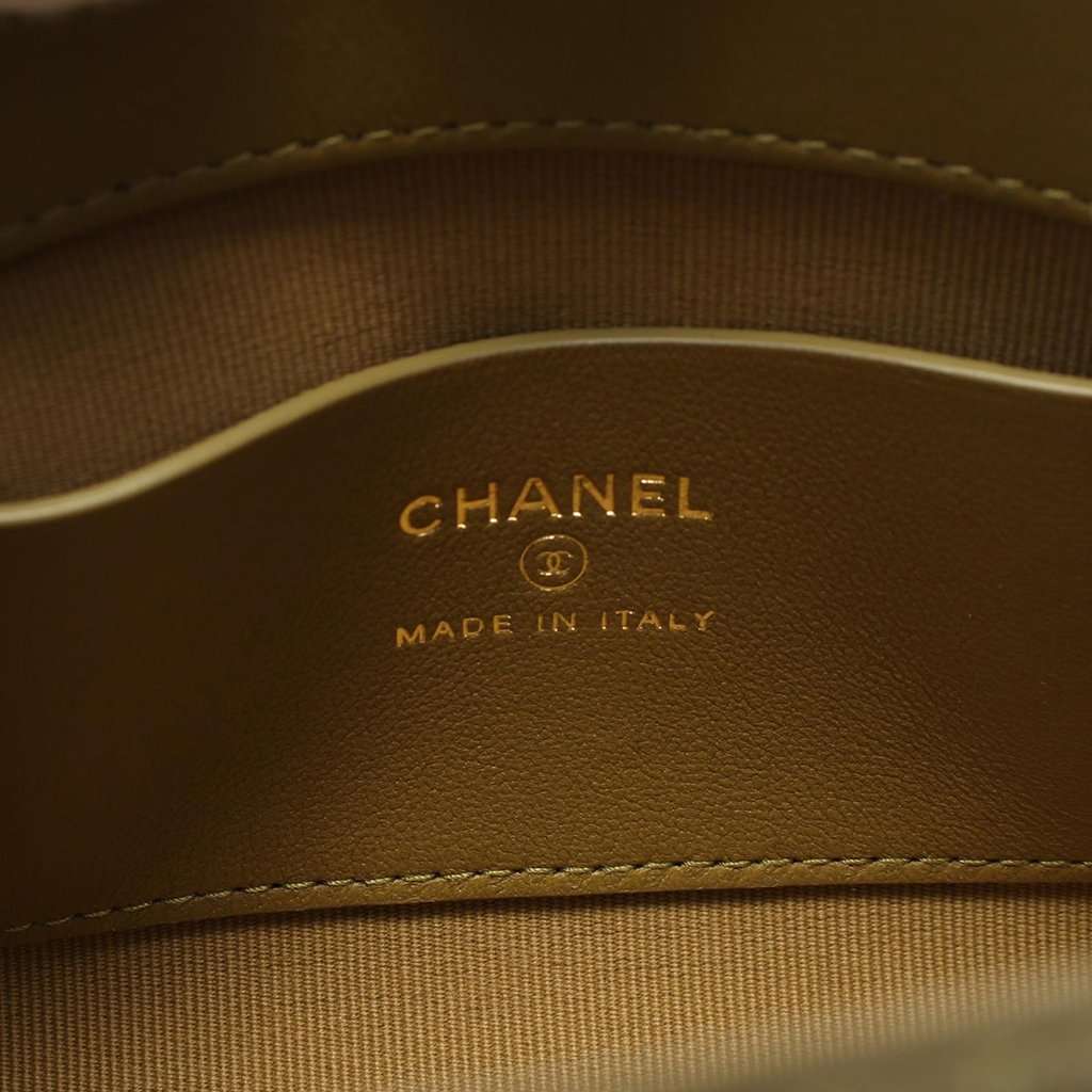 Chanel Quilted Lambskin Leo Shoulder Bag Green Leather Very good - Model View