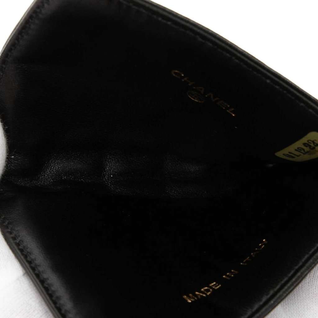 Chanel CC Chocolate Bar Lambskin Card Holder Black Leather Very good condition - Model View
