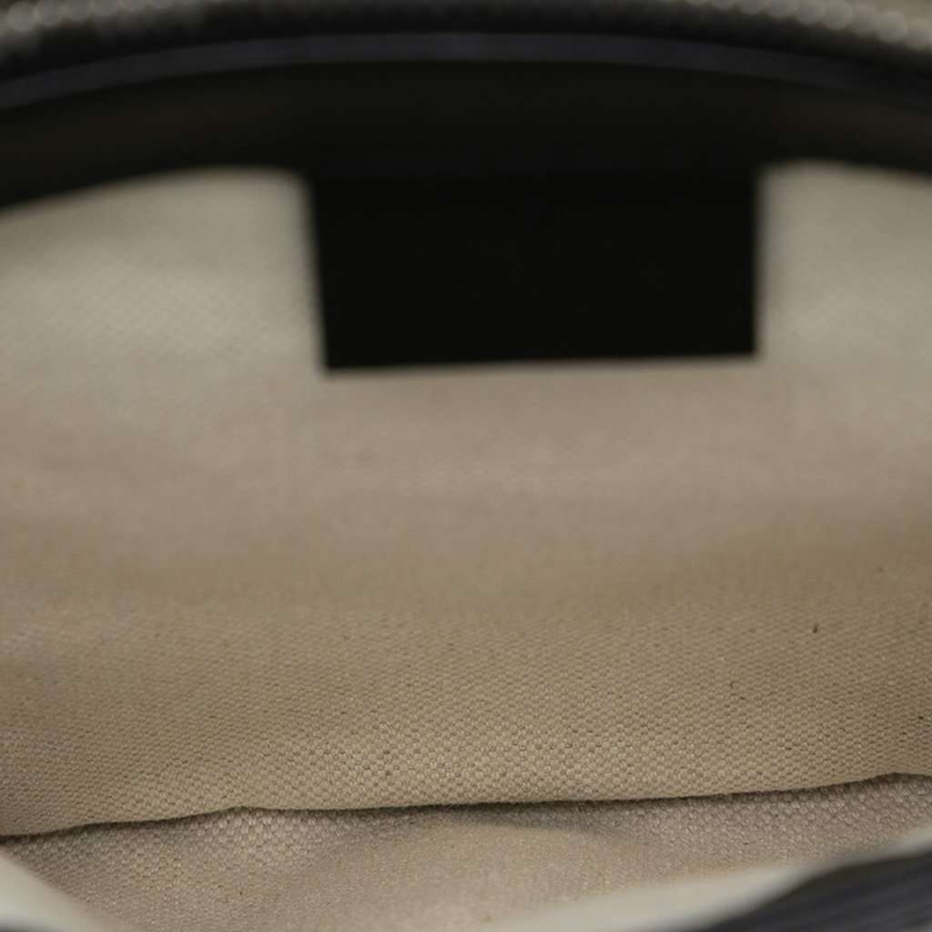 Gucci GG Embossed Leather Flap Crossbody Black Leather Very good condition - Model View
