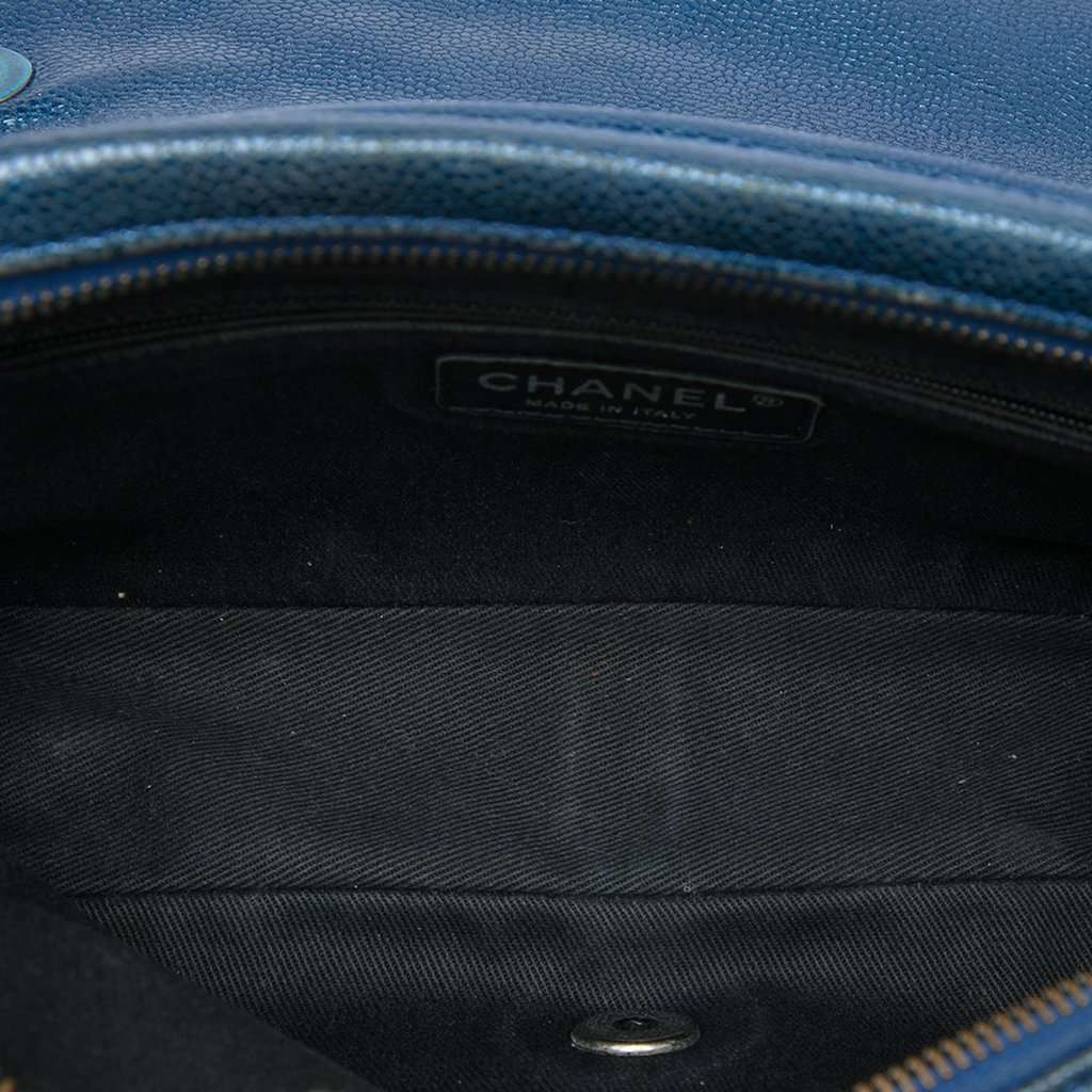 Chanel Medium Quilted Iridescent Caviar Easy Flap Blue Leather Very good condition - Model View
