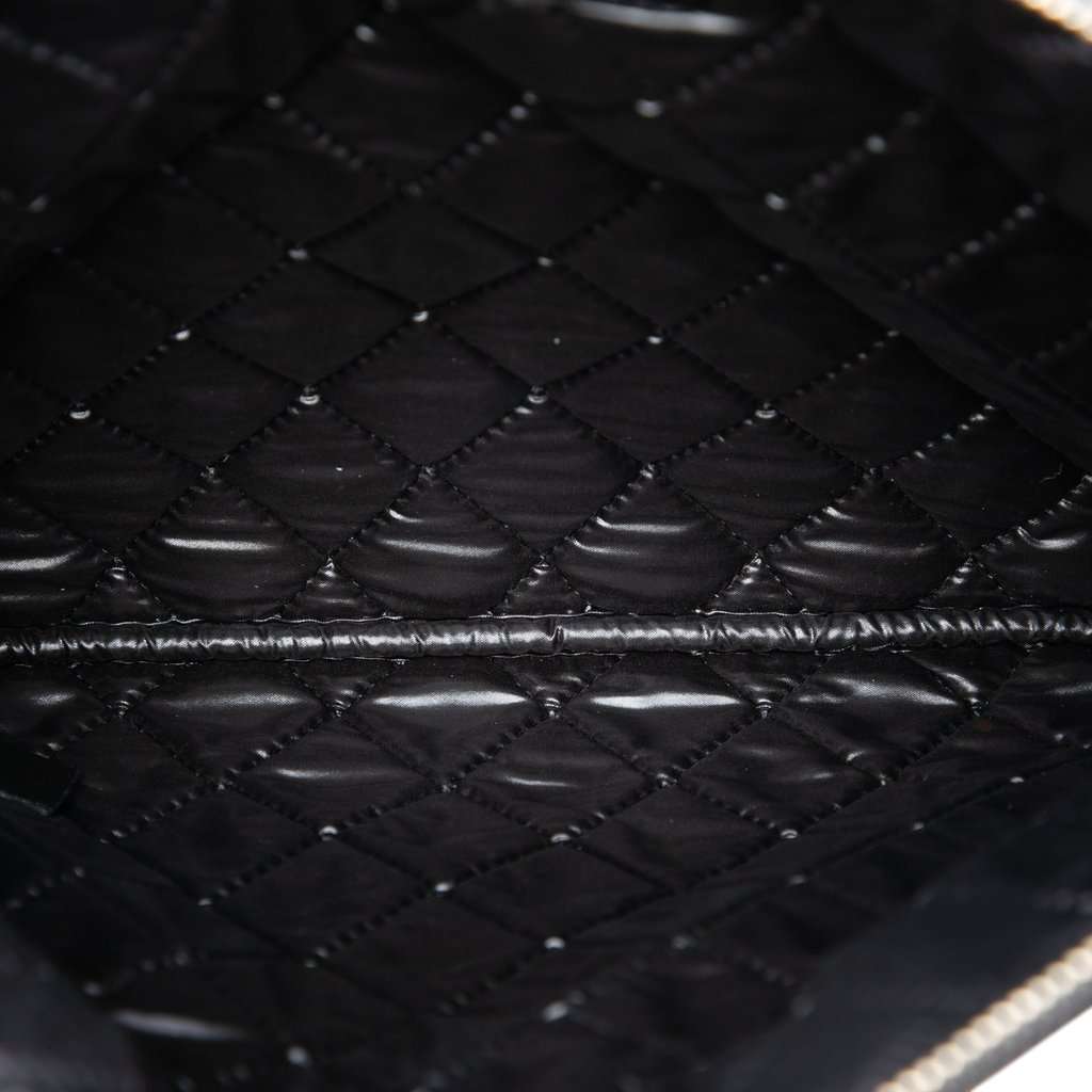 Chanel CC Bicolor Quilted Lambskin Clutch Black Leather Very good condition - Model View