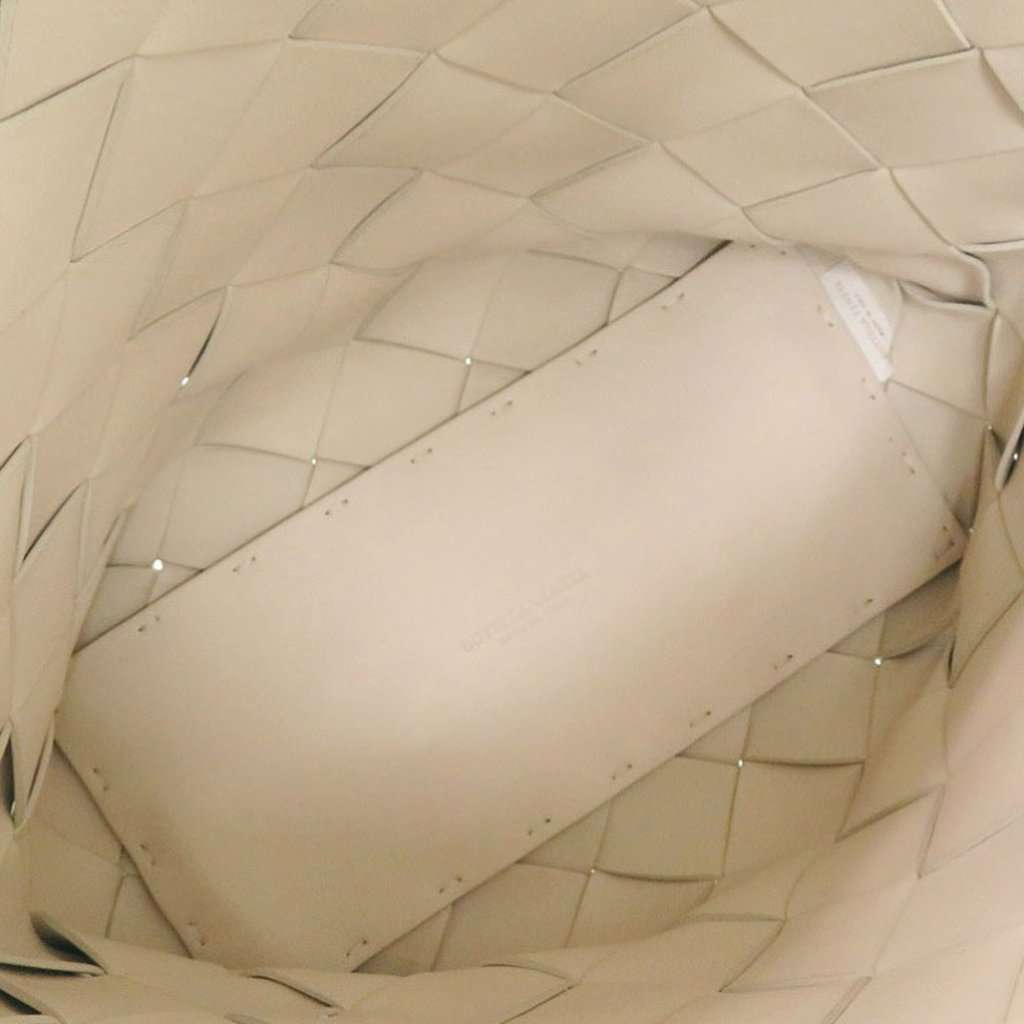 Bottega Veneta Lambskin Maxi Intrecciato Cabat Tote 30 White Leather Very good condition - Model View