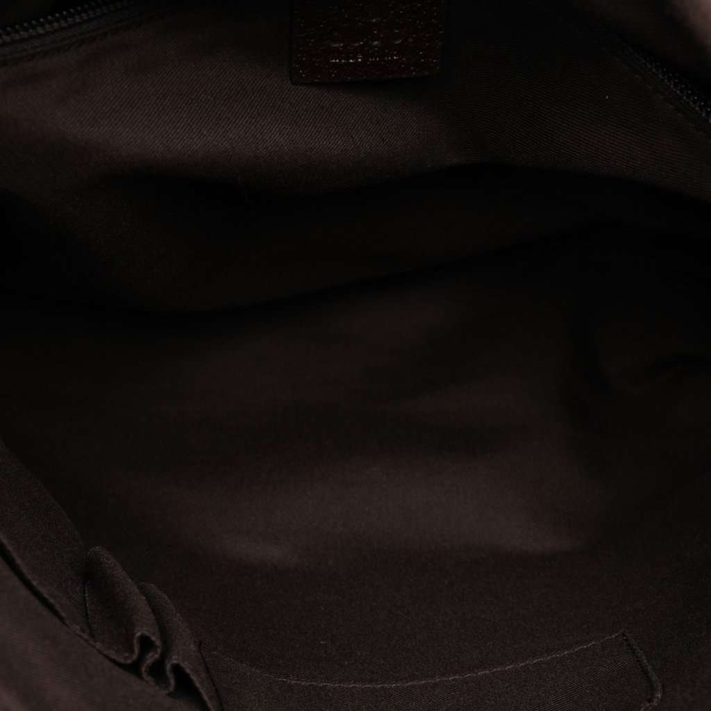 Gucci GG Canvas Messenger Bag Beige Very good condition - Model View
