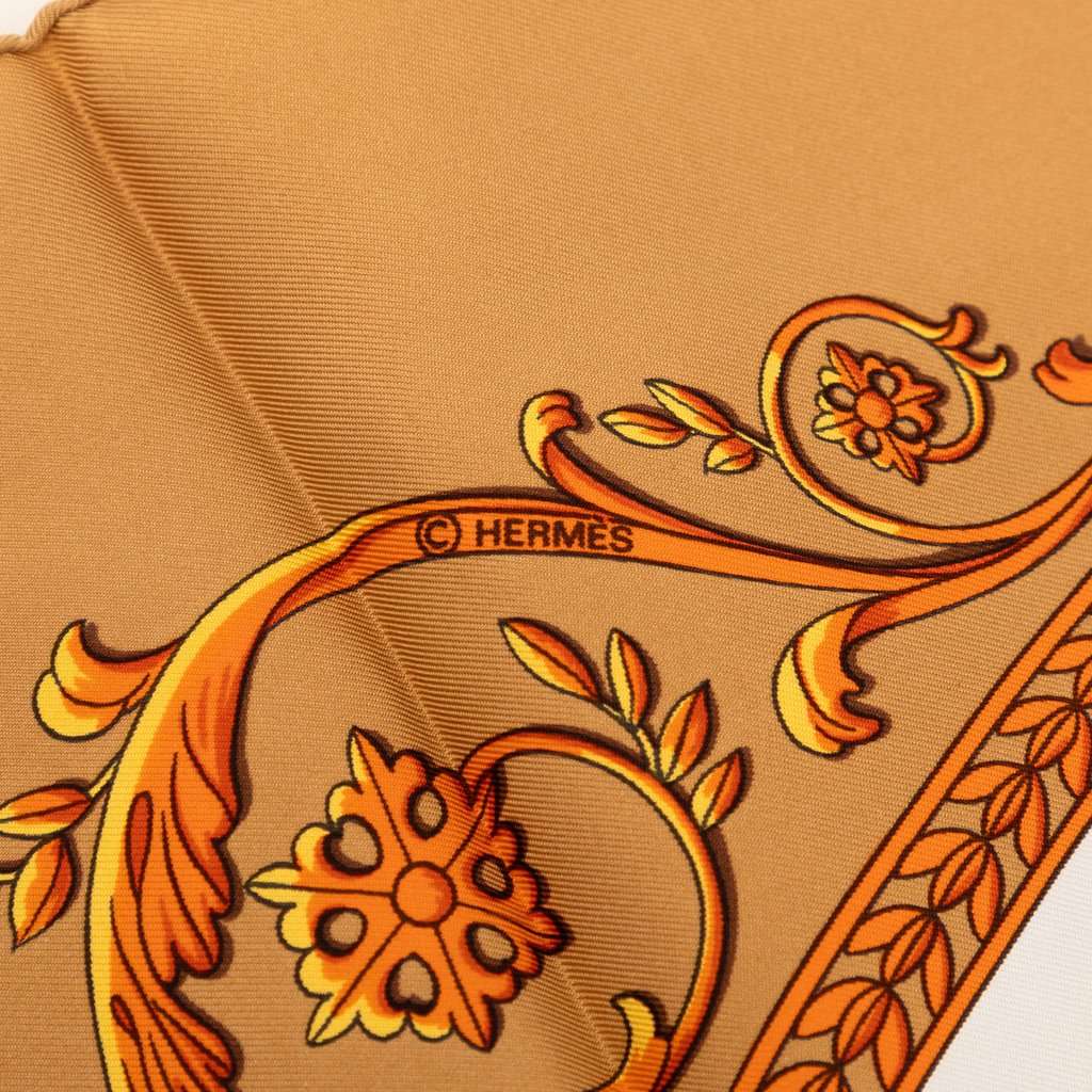 Hermès La Promenade De Longchamps Silk Scarf 90 Beige Very good condition - Box View
