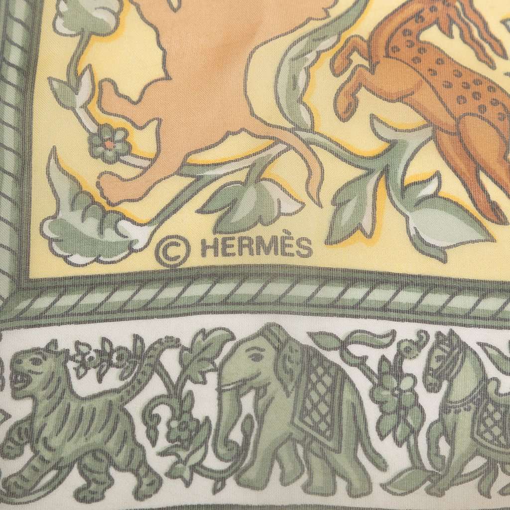 Hermès Chasse en Inde Silk Scarf 90 Yellow Very good - Model View
