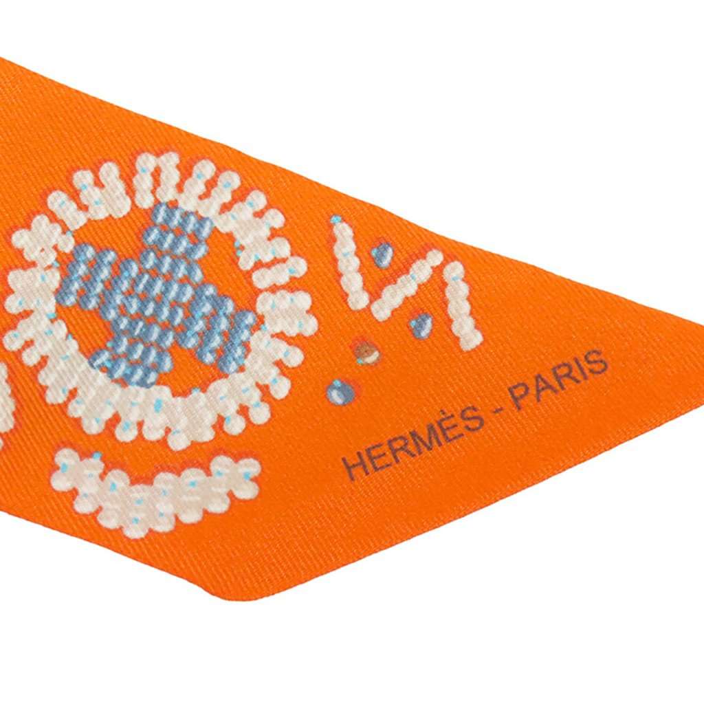 Hermès Kelly En Perles Silk Twilly Scarf Orange Never worn - Model View