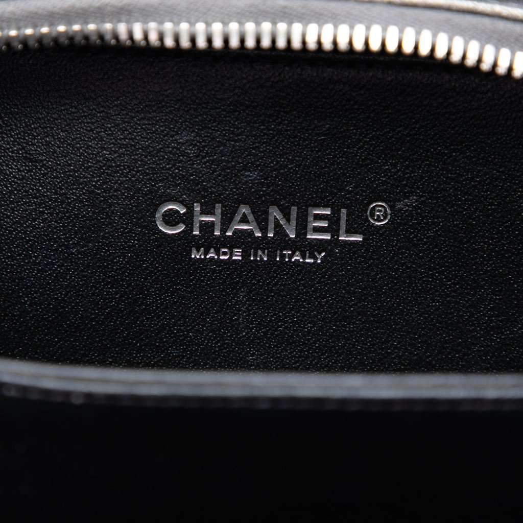 Chanel Small Metallic Caviar CC Filigree Vanity Case Grey Leather Very good condition - Box View
