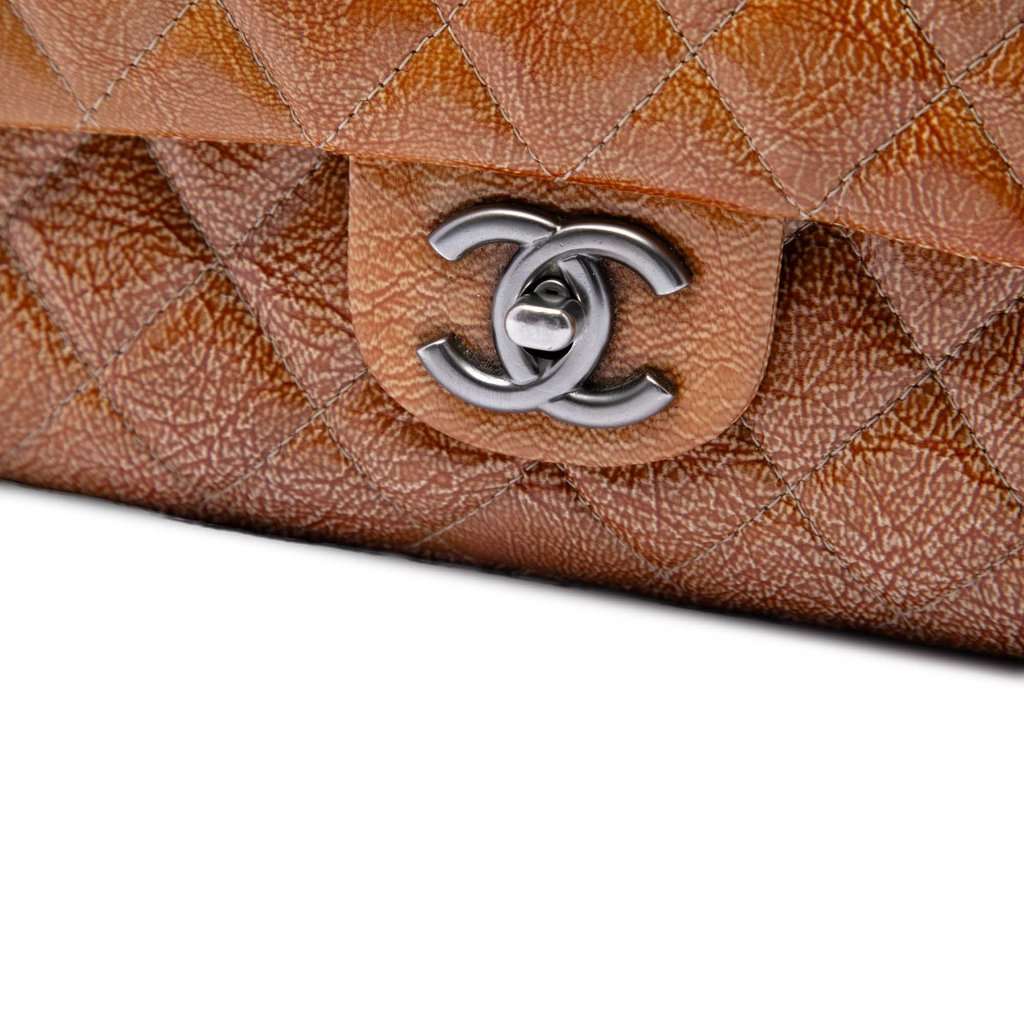 Chanel Medium Classic Crinkled Patent Double Flap Brown Leather Very good condition - Model View