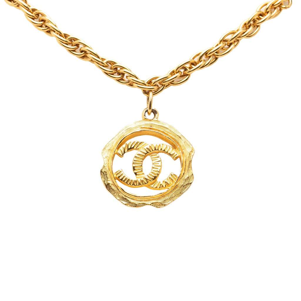 Chanel CC Gold Plated Round Pendant Necklace Gold Metal Very good condition - Back View