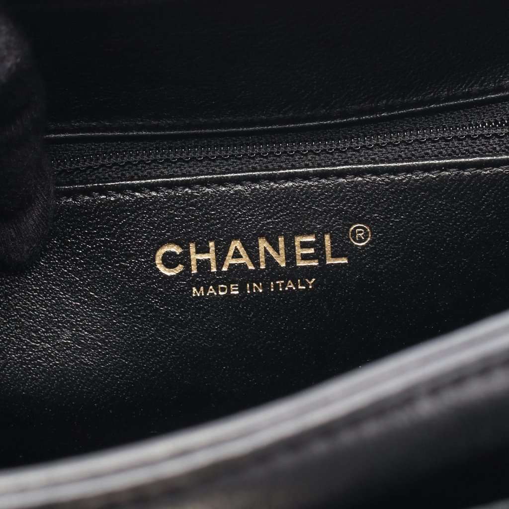 Chanel Large Caviar CC Filigree Vanity Case Black Leather Very good - Model View