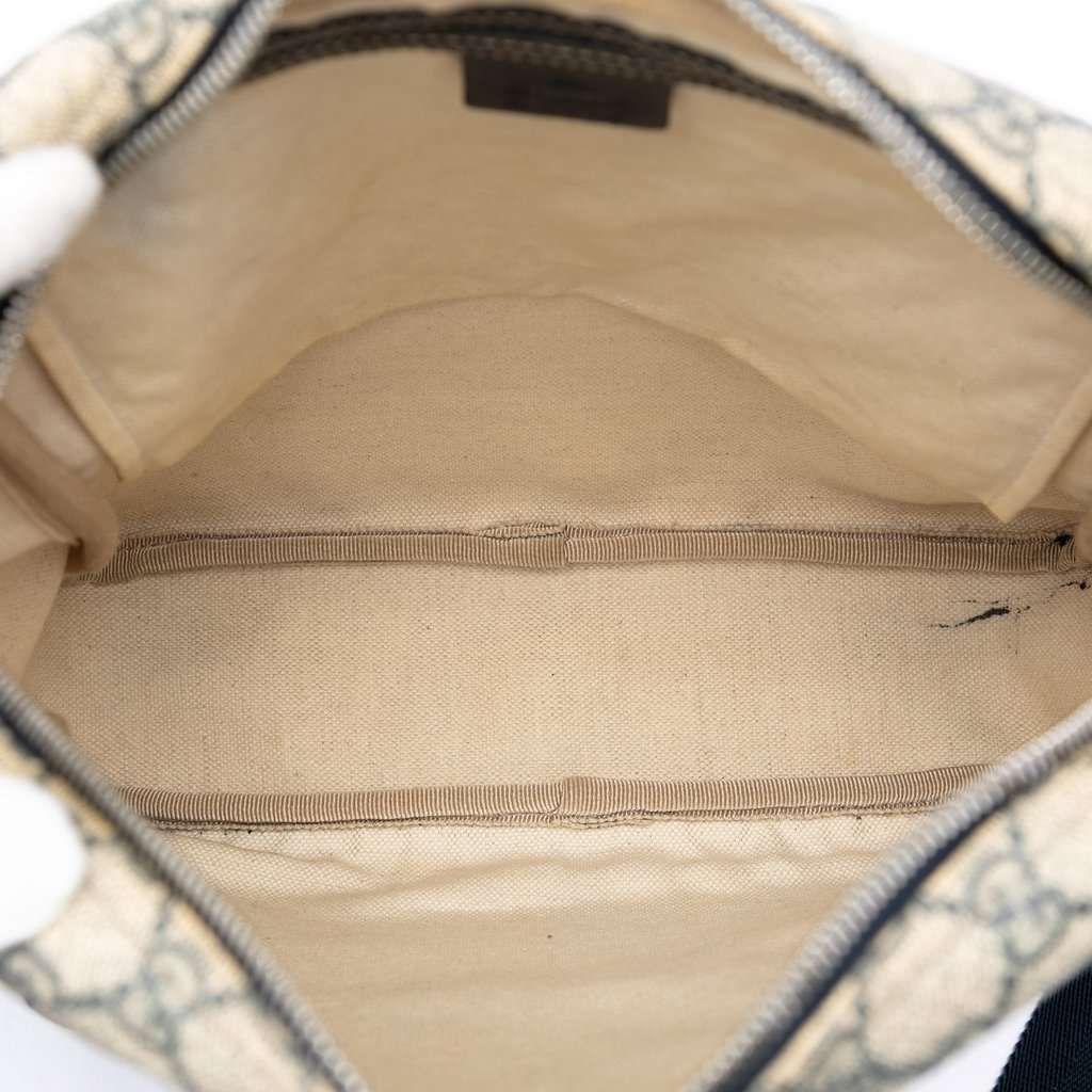Gucci GG Supreme Crossbody Beige Very good - Model View