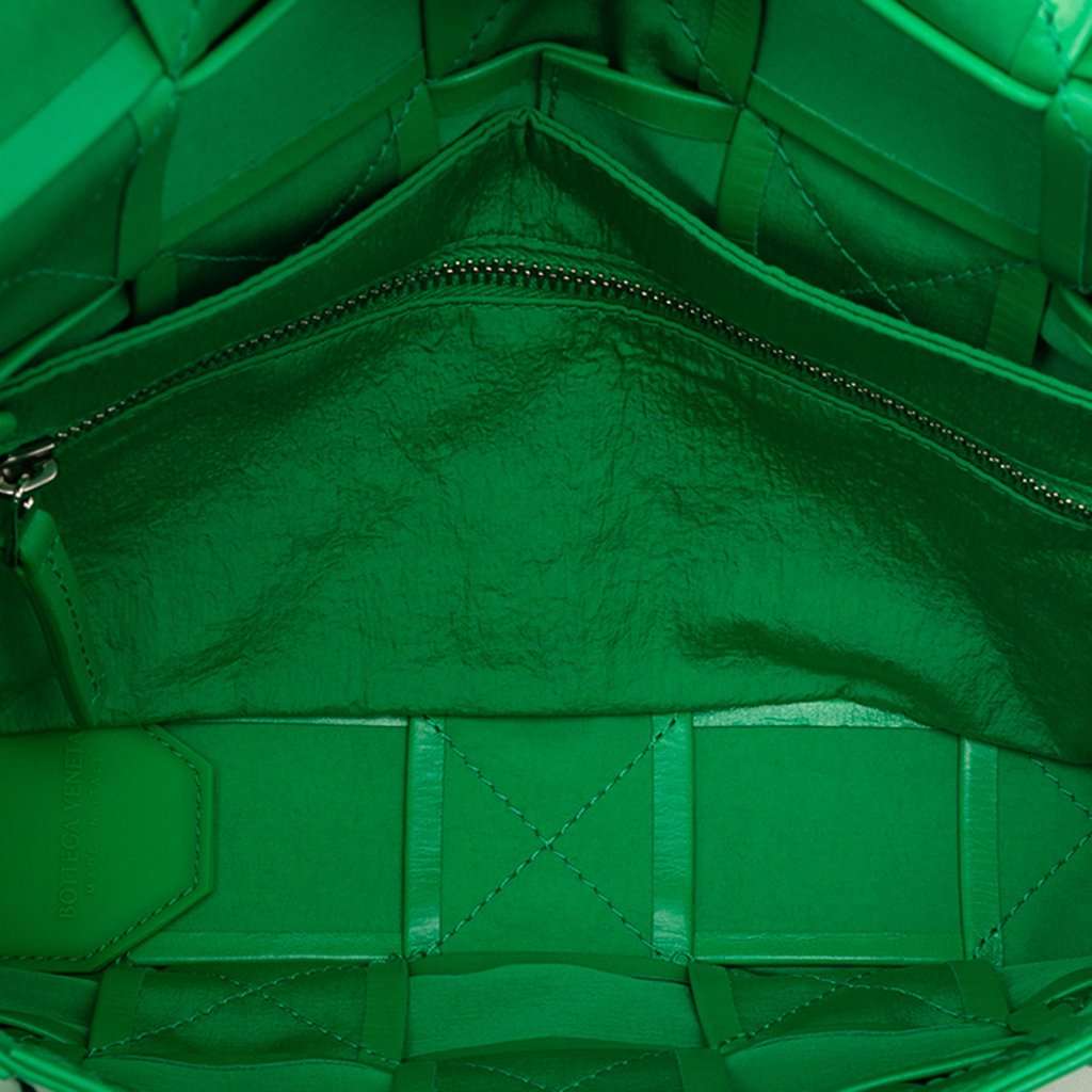 Bottega Veneta Small Paper Calfskin Intrecciato Cassette Crossbody Green Leather Very good - Model View